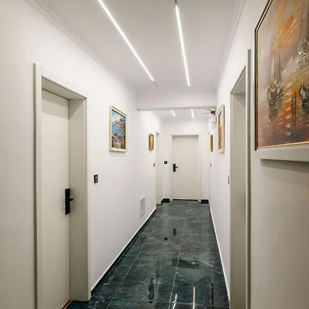 Guest house Enxhi 3*