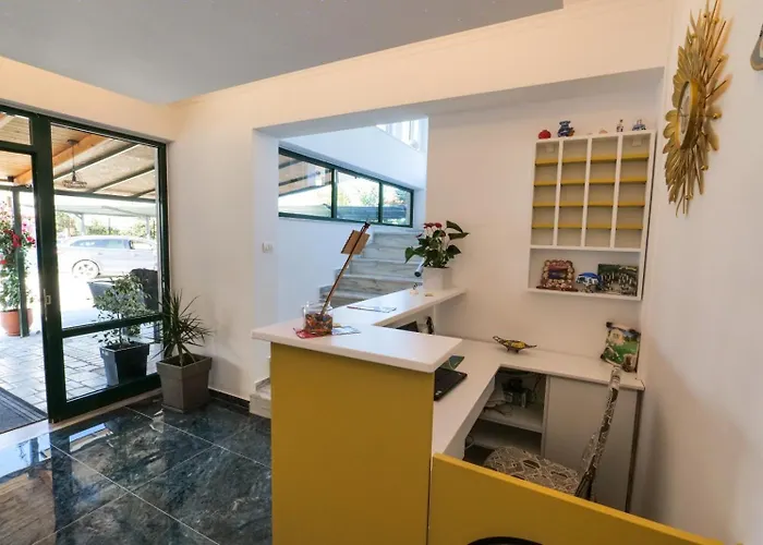 ゲストハウス Enxhi クサミル