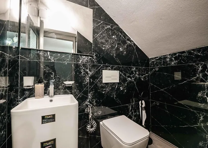 Enxhi ゲストハウス クサミル