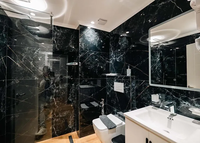 ゲストハウス Enxhi クサミル