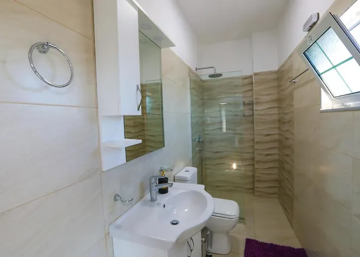 Enxhi ゲストハウス 3*